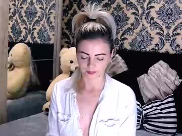 Alyblonde Chaturbate stream image from January 17, 2025