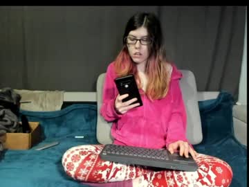 Roxihazeleyes Chaturbate stream image from January 17, 2025