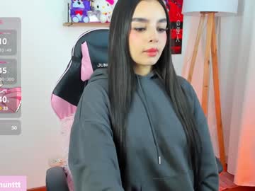 Bellahunterr Chaturbate stream image from January 18, 2025