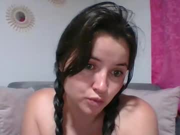 Maricrishot Chaturbate stream image from January 18, 2025