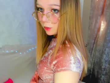 Melmooon Chaturbate stream image from January 18, 2025