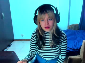 Azu_Moure Chaturbate stream image from January 19, 2025