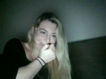 Miichx00o Chaturbate stream image from January 19, 2025