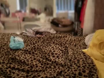 Cougarmollie Chaturbate stream image from January 21, 2025
