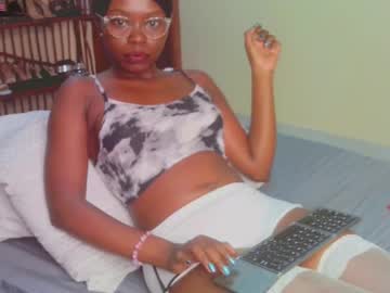 Pettitemellany Chaturbate stream image from January 21, 2025