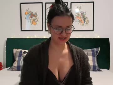 Naughtybrunettexxx Chaturbate stream image from January 22, 2025