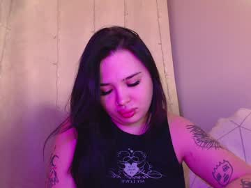 Krissmoss Chaturbate stream image from January 22, 2025