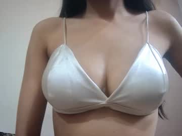 Bellacrystall Chaturbate stream image from January 23, 2025