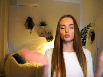 Petitegonwiild Chaturbate stream image from January 23, 2025