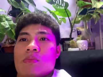 Petitehugecock2handle Chaturbate stream image from January 23, 2025
