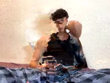 Prettyhungboy Chaturbate stream image from January 24, 2025