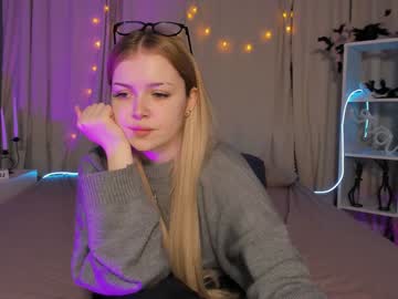 Bluberry_Fox Chaturbate stream image from January 25, 2025