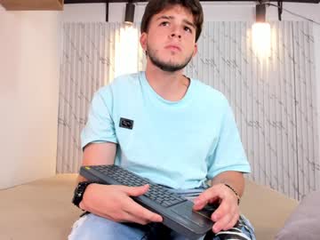 Danielclarton Chaturbate stream image from January 25, 2025