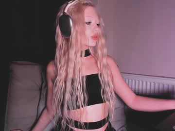 Mollycodle Chaturbate stream image from January 26, 2025