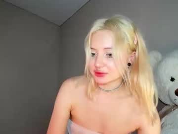 Lillyell Chaturbate stream image from January 26, 2025