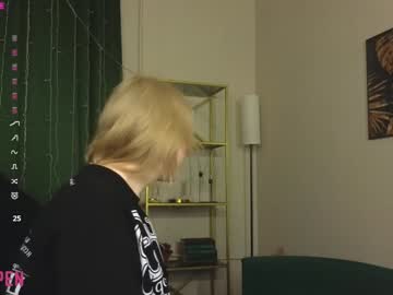 Lunalovelyy_ Chaturbate stream image from January 27, 2025