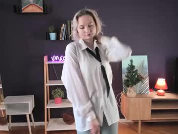 Gillianalltop Chaturbate stream image from January 28, 2025