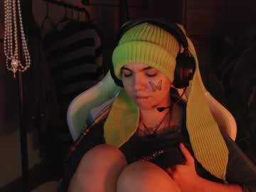Bluedweeb Chaturbate stream image from January 31, 2025