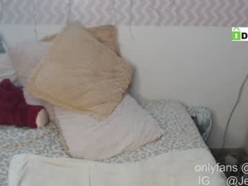 Hallestrawberry69 Chaturbate stream image from January 31, 2025