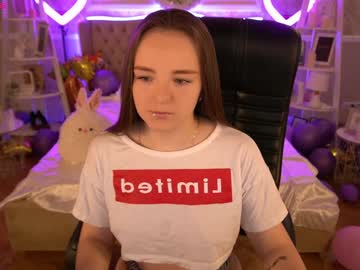Foxyshyyy Chaturbate stream image from January 31, 2025