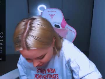 Monalauu Chaturbate stream image from January 31, 2025