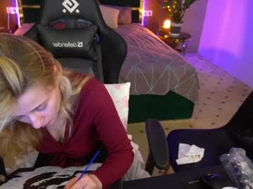 Petitelexyy Chaturbate stream image from February 01, 2025