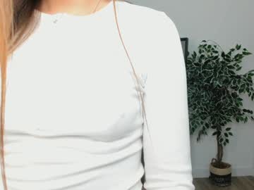 Chloe_Bianca18 Chaturbate stream image from February 02, 2025