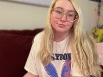 Vanillapuddingpie Chaturbate stream image from February 03, 2025