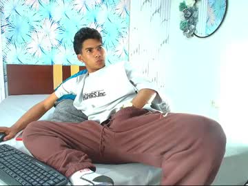 Papi_Hotxx Chaturbate stream image from February 05, 2025