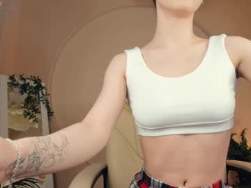 Snuggle_Lilac Chaturbate stream image from February 05, 2025