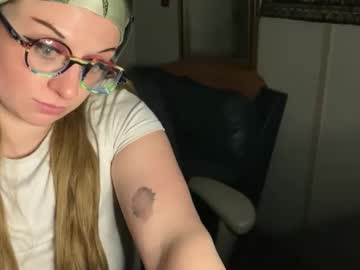 Zombiemommmy Chaturbate stream image from February 07, 2025