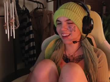 Bluedweeb Chaturbate stream image from February 07, 2025