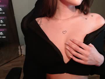 Emmiclo Chaturbate stream image from February 07, 2025