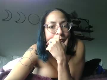 Emryi_Bleu Chaturbate stream image from February 08, 2025