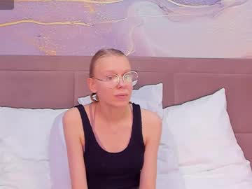 Hollyrare Chaturbate stream image from February 09, 2025