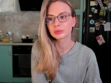 F1oraa Chaturbate stream image from February 11, 2025