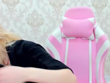 Blondyliluu Chaturbate stream image from February 12, 2025