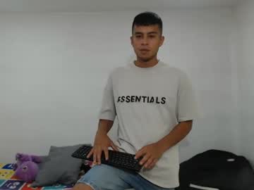 Danielitopapii Chaturbate stream image from February 12, 2025