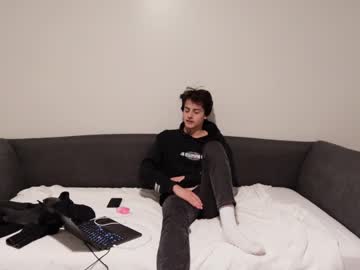 Bluskyzz Chaturbate stream image from February 13, 2025