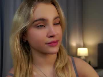 Lipswithsmileonthem Chaturbate stream image from February 14, 2025