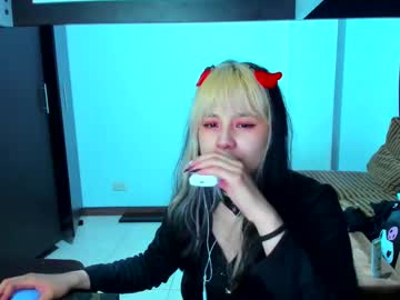 Azu_Moure Chaturbate stream image from February 15, 2025