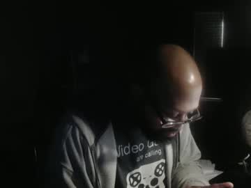 Un_Dress_Me Chaturbate stream image from February 15, 2025