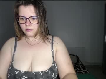 Iloveyyuu Chaturbate stream image from February 15, 2025