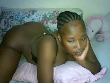 Qwueen_Mama Chaturbate stream image from February 15, 2025