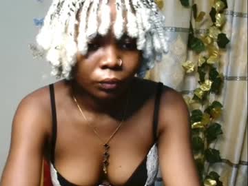 Thepetitequeeen Chaturbate stream image from February 15, 2025