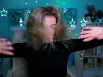 Loricarroll Chaturbate stream image from February 17, 2025