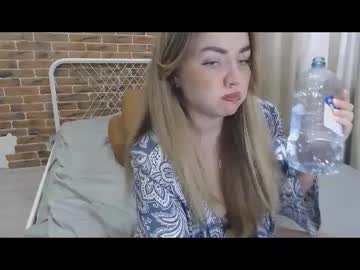 Xkristinaxxx Chaturbate stream image from February 17, 2025