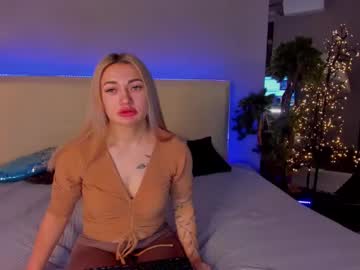 Mikkishows Chaturbate stream image from February 17, 2025