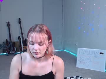 Petitebrat Chaturbate stream image from February 17, 2025