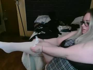 Queenb9876 Chaturbate stream image from February 18, 2025